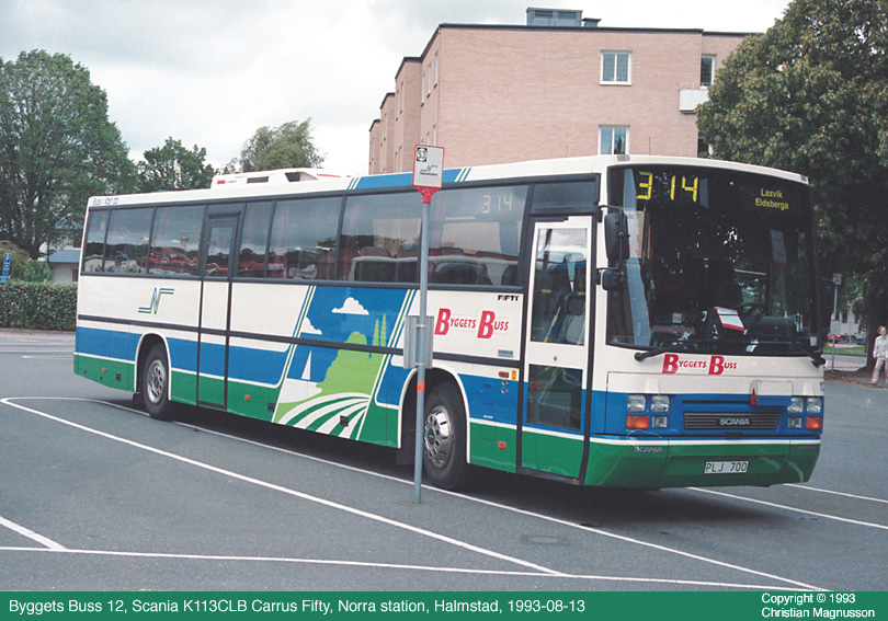 bb12_19930813.jpg - Byggets Buss i Oskarström ingår i samverkansbolaget Buss i väst och hade uppenbarligen skaffats sig trafik åt Hallandstrafiken. Här ser vi en Scania med kaross av typen Carrus Fifty, som jag personligen tycker är rätt trist till utseendet.