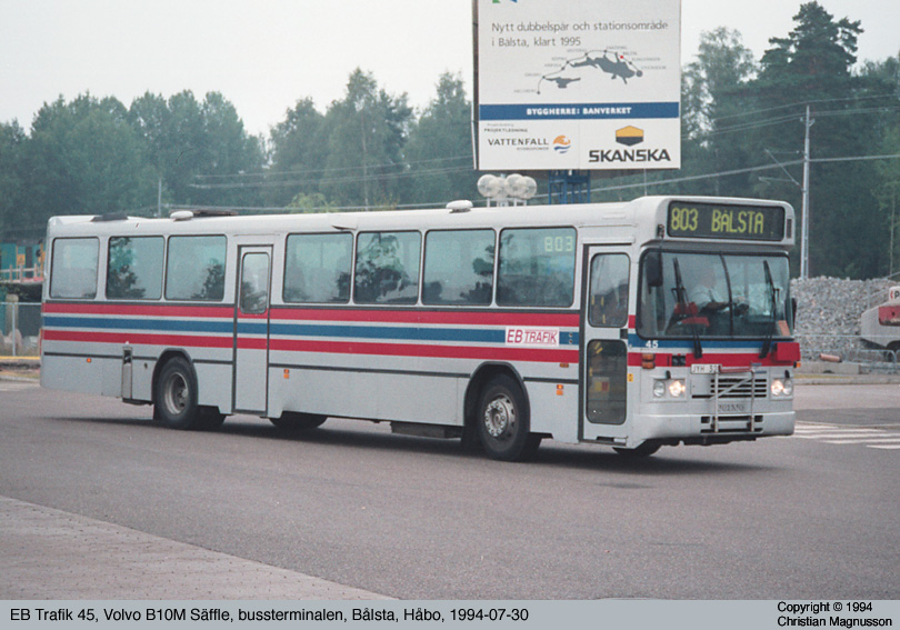 eb45_19940730.jpg - Ovanför den här bussen ser vi en tavla som informerar om ombyggnaden av järnvägen, som möjliggjorde pendeltågsförlängningen till Bålsta.