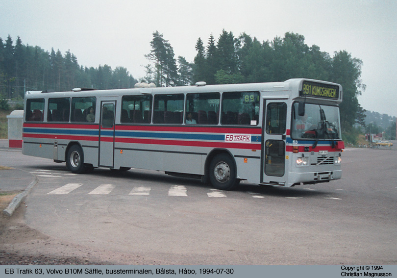 eb63_19940730.jpg - Det här var innan pendeltågstrafiken hade förlängts från Kungsängen till Bålsta via Bro, så en omfattande busstrafik förekom i stället. Här ses en buss på just den linjen, på väg mot Kungsängen, vid busstationen i Bålsta.