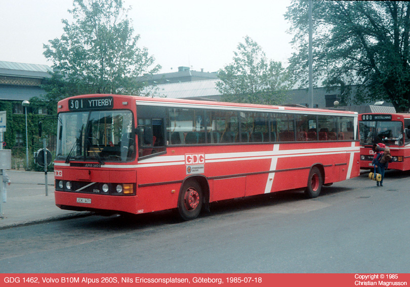 gdg1462_19850718.jpg - Alpus karosserifabrik i Kungälv ägdes av GDG och tillverkade busskarosser under i huvudsak 1980-talet, nästan uteslutande på Volvo B10M men en handfull bussar lär ha byggts på Scania-chassier också. Det allra flesta exemplaren gick till GDG men även SJ fanns bland kunderna.