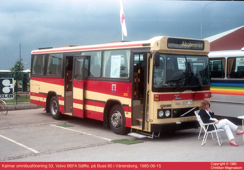 ko53_19850615.jpg - Säffle karosserifabrik ställde ut en liten buss byggd på Volvos frontmotorchassi B6FA. Jag har för mig att denna modell byggdes i en fabrik i norska Horten. Den tycks inte ha blivit någon succé för jag tror aldrig att jag har sett något mer exemplar än detta.