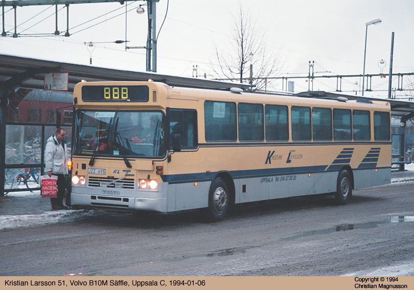 kl51_19940106.jpg - Kristian Larsson är ett bolag som bedrivit en hel del trafik i C län. Observera att det inte är fel på linjeskylten utan linjen hette verkligen 888.