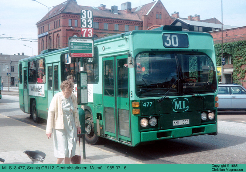 ML477.jpg - Ett problem när man fotograferar bussar är alla människor som kastar sig in mellan fotografen och motivet, här en vanlig Scania CR112. För dem som vet vad en Bussmickebild är, kan detta vara extra roligt...