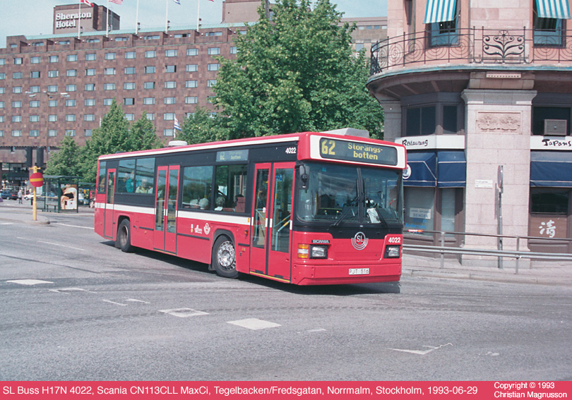 sl4022_19930629.jpg - Min första MaxCi fångades vid Tegelbacken. Den här ursprungliga färgsättningen med svarta fält runt fönstren var inte särskilt lyckad i min mening. Till en början hade bussarna littera H17N men detta byttes sedermera till H18E. Måhända var det i samband med ombyggnad till etanoldrift.