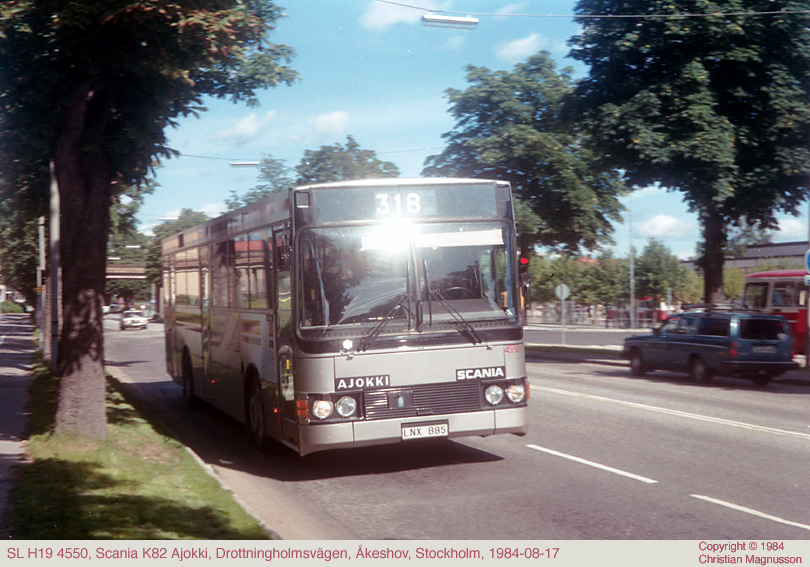 sl4550_19840817.jpg - SL provade under 1984 två sådana här bussar. Jag minns att jag var ute och provåkte en av dem på hemmaplan i Huddinge och här har jag fångat en vid Brommaplan. Lustigt nog var det den enda bilden jag tog vid den utflykten.