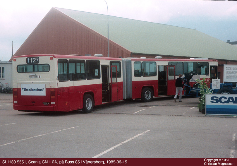 sl5551_19850615-2.jpg - Bakifrån såg dessa nya ledbussar från Scania ut precis som vanliga CN112, så de fick efter ett tag gula varningsskyltar som upplyste medtrafikanter om att de var 18 meter långa.