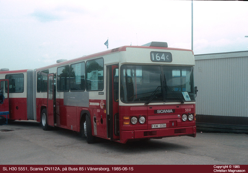 sl5551_19850615.jpg - Det här var högvilt för mig på utställningen Buss 85. Anledningen var att ett antal sädana här (Scanias första ledbuss i modern tid) skulle levereras till SL-garaget i Huddinge, där jag bodde (nej, jag bodde inte i garaget). Jag kom med tiden att få åka med dem mellan hemmet och gymnasiet på 703:an. Just det här exemplaret verkar dock ha hamnat i Ekerö.