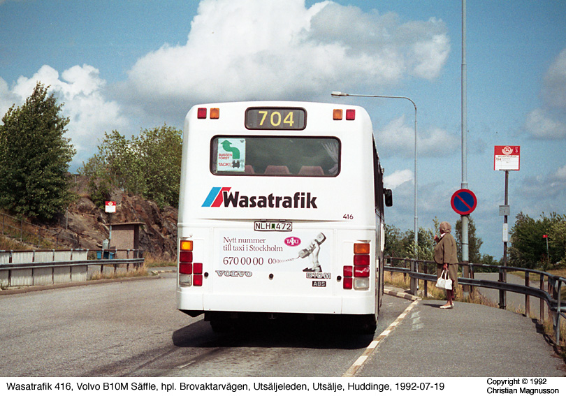 wa416_19920719-4.jpg - Damen har stigit av bussen och blir alltså inte frånåkt.