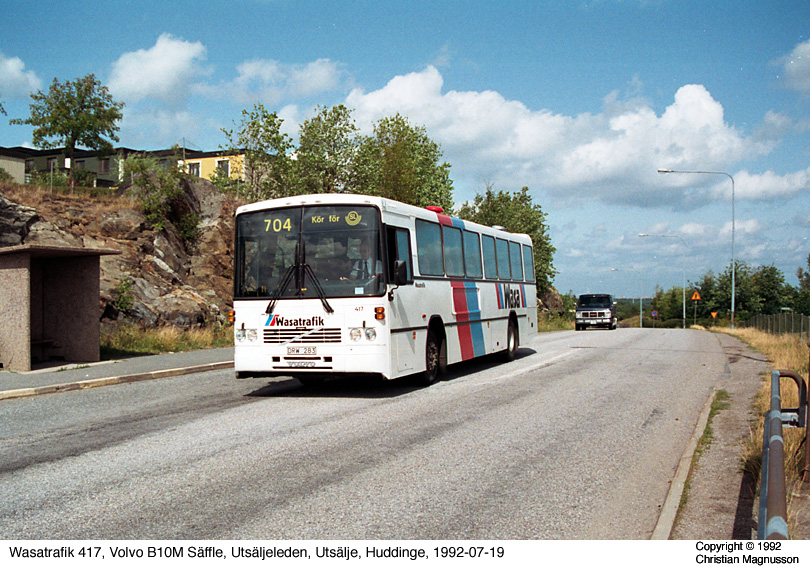 wa417_19920719-3.jpg - Här passerar vagn 417 hållplats Brovaktarvägen utan att stanna, på väg mot Källbrink och Huddingen station.